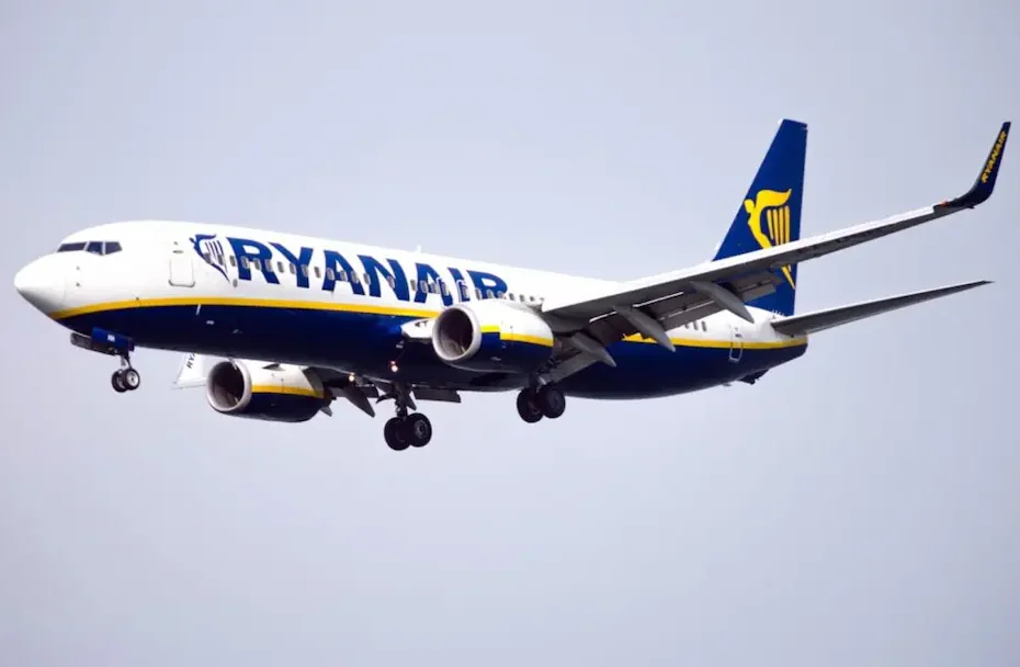 Un aereo Ryanair sulla pista di un aeroporto europeo: la compagnia lascia 13 scali tra il 2026 e il 2027, da Vigo a Brema