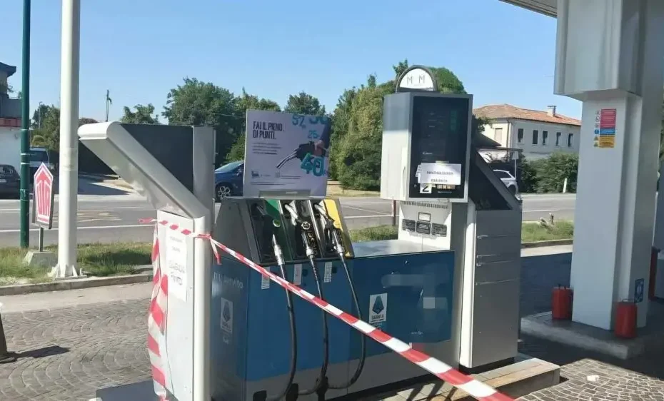 Un distributore con il cartello "carburante esaurito" e una lunga coda di auto in Puglia: i blocchi dell'ex Ilva alla raffineria Eni di Taranto lasciano a secco centinaia di pompe