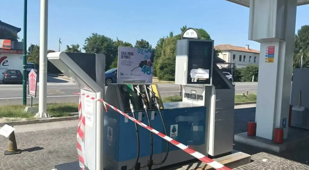 emergenza carburante in puglia e calabria per i blocchi dell8217ex ilva e degli agricoltori pompe a secco code anche di notte e aeroporti di bari e brindisi senza gasolio da Urbanpost.it emergenza carburante in puglia e calabria per i blocchi dell8217ex ilva e degli agricoltori pompe a secco code anche di notte e aeroporti di bari e brindisi senza gasolio