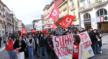 Studenti all'ingresso di una scuola: venerdì 16 ottobre sciopero nazionale proclamato dal Sisa e stop locale dell'Usb a Livorno