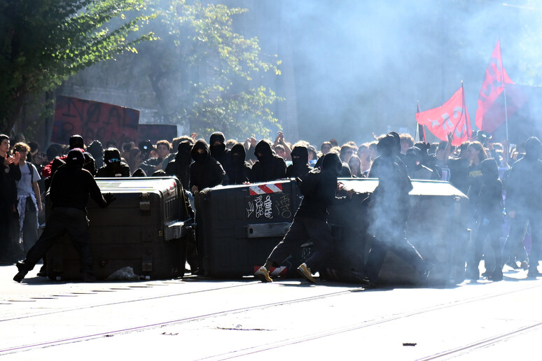 no meloni day cortei degli studenti in tutta italia tre minorenni arrestati a torino e oltre 50 identificati bombe carta e petardi a roma meloni condannare le violenze da Urbanpost.it no meloni day cortei degli studenti in tutta italia tre minorenni arrestati a torino e oltre 50 identificati bombe carta e petardi a roma meloni condannare le violenze