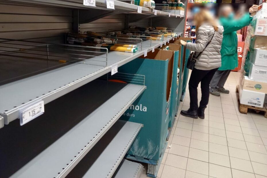 Scaffali semivuoti in un supermercato del Sud durante la protesta dei tir contro il caro gasolio e distributori di carburante a secco