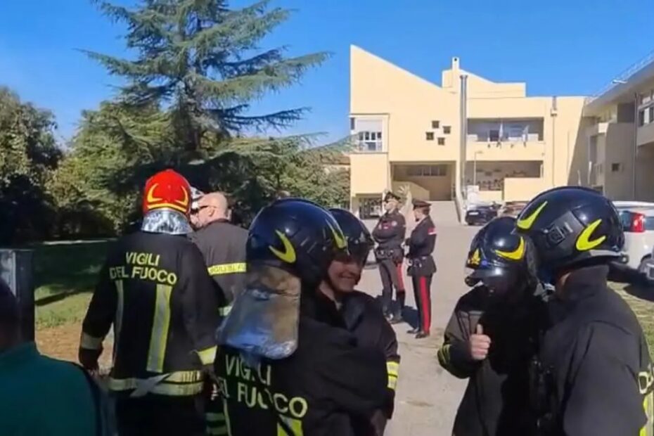 Studenti evacuati nel parco di via Emilia ad Arezzo dopo un allarme bomba via email all'istituto Vasari, rivelatosi un falso allarme