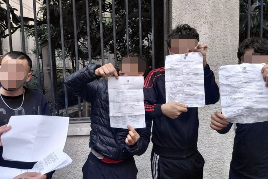 Genitori in attesa davanti alla Questura di Milano, in via Fatebenefratelli, dopo i fermi seguiti agli scontri del 17 e 18 ottobre 2026