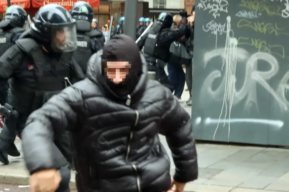 Passamontagna scuri esposti su uno scaffale di un negozio: a Suzzara un commerciante ha deciso di ritirarli dalla vendita dopo gli scontri di Milano