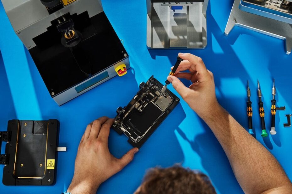 La batteria di uno smartphone estratta dalla scocca: dal 2027 nell'Unione europea regole sulla sostituibilità, con eccezioni per i modelli più durevoli