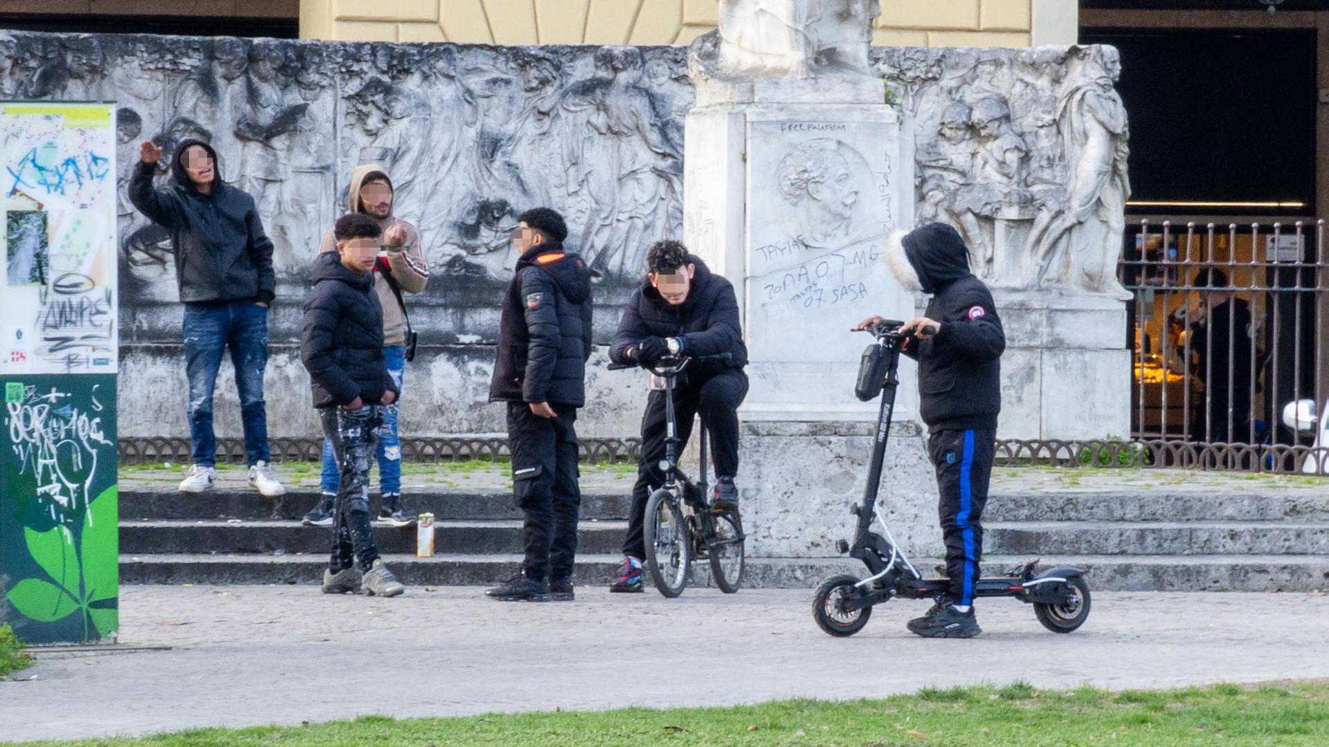 scippi a raffica la baby gang colpisce in monopattino caccia ai quattro minorenni da Urbanpost.it scippi a raffica la baby gang colpisce in monopattino caccia ai quattro minorenni