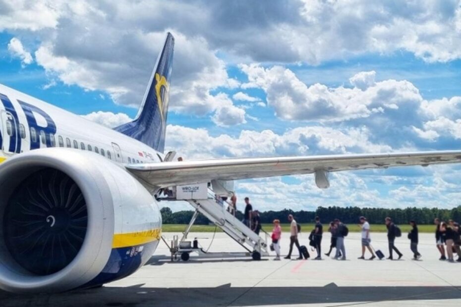 Un aereo Lufthansa in volo: la compagnia aumenta i prezzi dei biglietti per il caro carburante