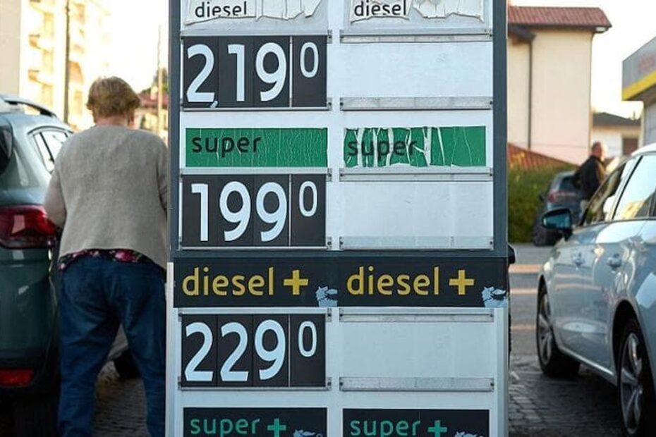 Sconto carburanti, l'elenco aggiornato dei distributori che applicano il tetto ai prezzi: Eni, Ip, Q8 e Tamoil
