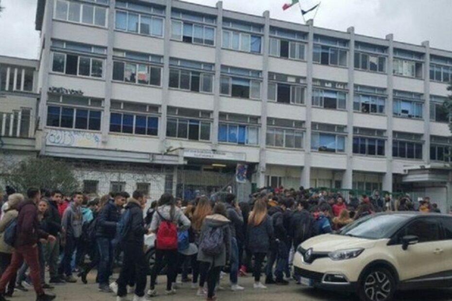 L'Istituto di Istruzione Superiore Via Copernico di Pomezia, teatro dell'aggressione a sassate contro una docente
