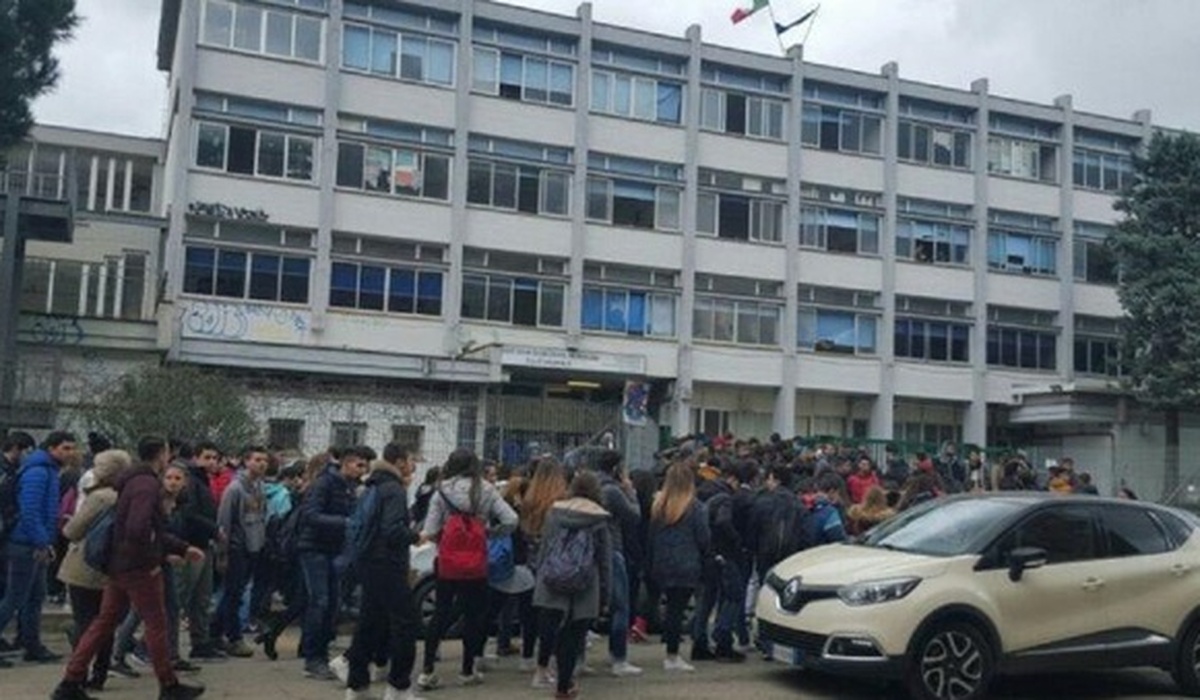 pomezia docente richiama gli studenti sul divieto di fumo e viene presa a sassate da Urbanpost.it pomezia docente richiama gli studenti sul divieto di fumo e viene presa a sassate