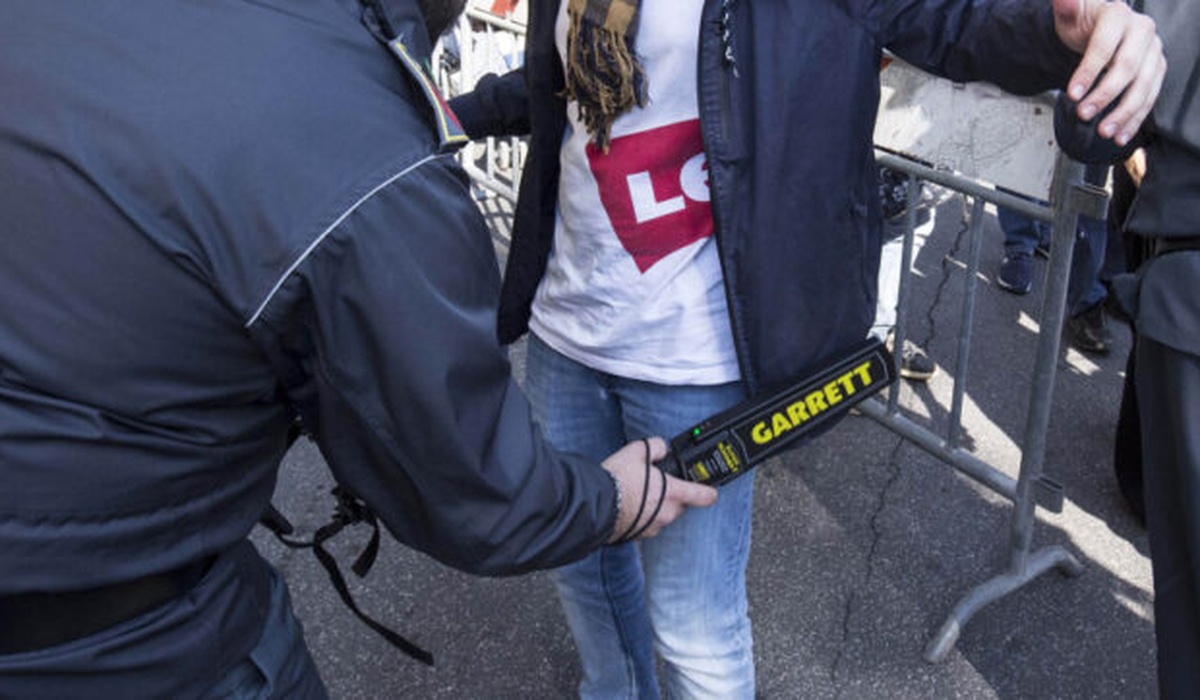 roma metal detector al liceo amaldi dopo la minaccia di una sparatoria da Urbanpost.it roma metal detector al liceo amaldi dopo la minaccia di una sparatoria