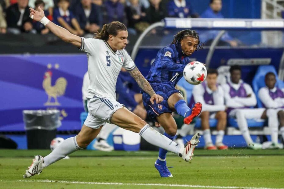 Francia-Italia 1-1: Bastoni esulta dopo il gol del pareggio allo Stade de France