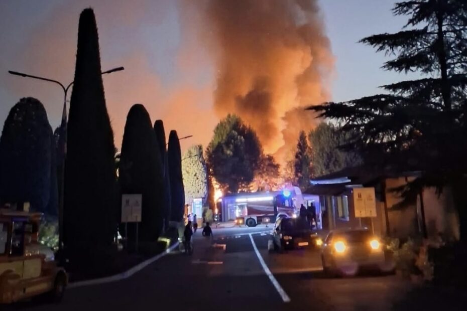 Vigili del fuoco al lavoro nel campeggio Bella Italia di Peschiera del Garda dopo il vasto incendio che ha coinvolto una ventina di casette mobili