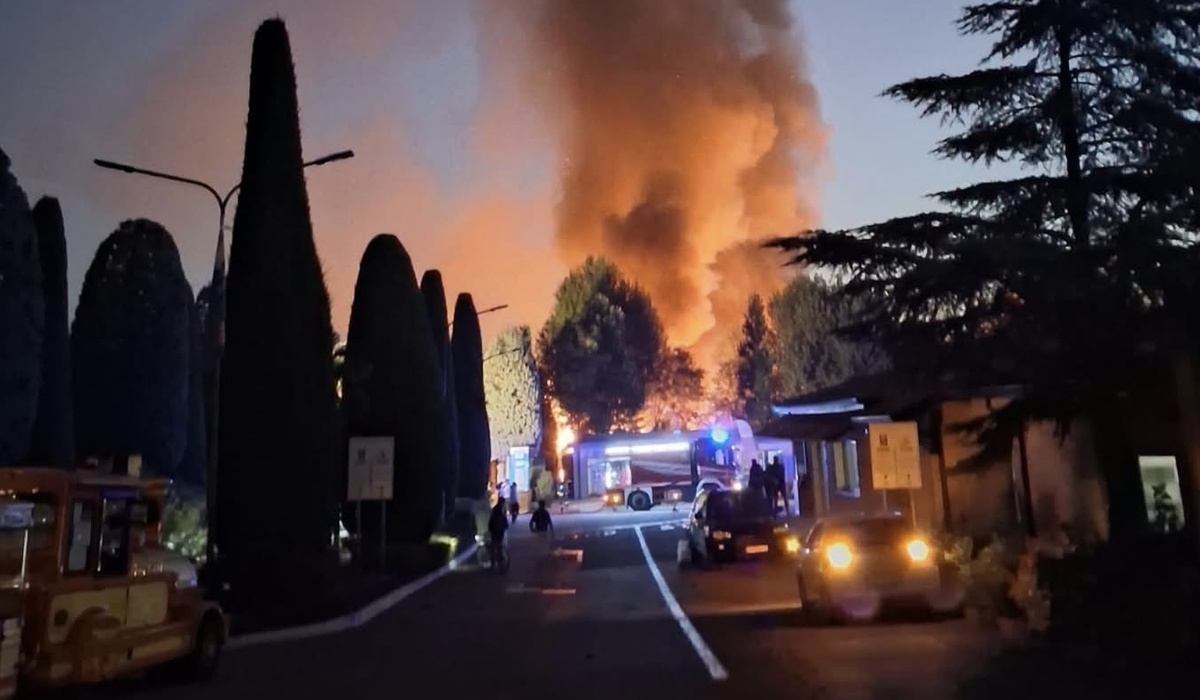 Vigili del fuoco al lavoro nel campeggio Bella Italia di Peschiera del Garda dopo il vasto incendio che ha coinvolto una ventina di casette mobili