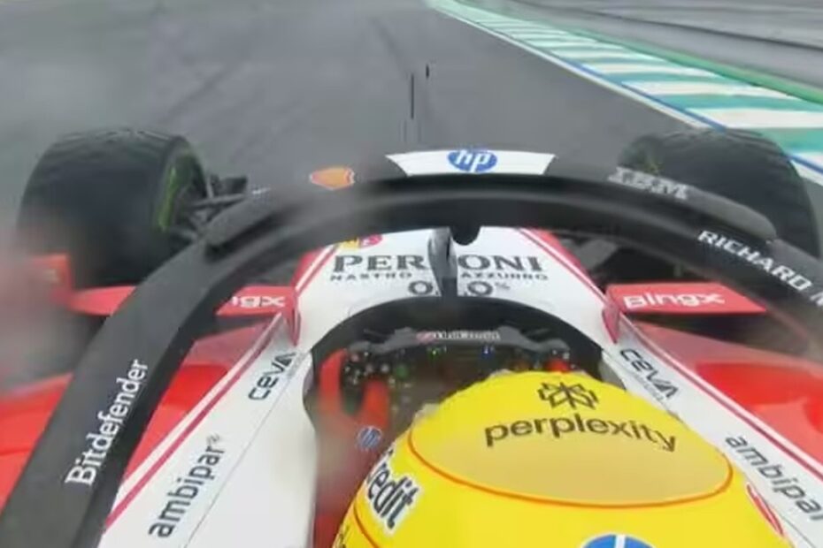 Lewis Hamilton con la Ferrari SF-26 durante il giro di ricognizione sotto la pioggia a Sepang