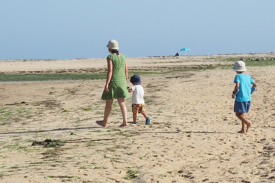 Una famiglia in vacanza sulla costa dello Yorkshire: la madre è stata multata per aver portato i figli in viaggio durante il periodo scolastico