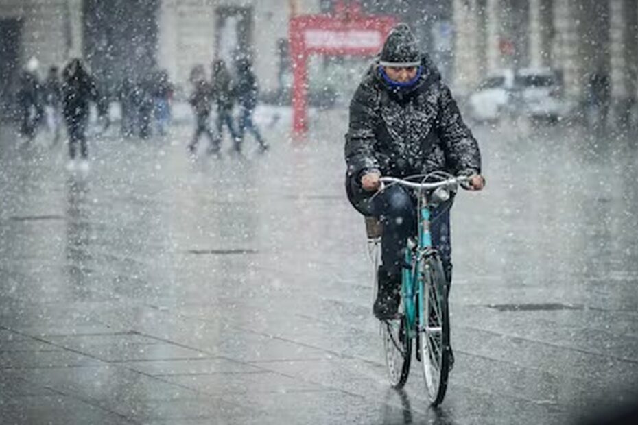 Nuvole scure e pioggia su una città italiana all'arrivo del freddo e del maltempo previsti per l'8 e 9 ottobre