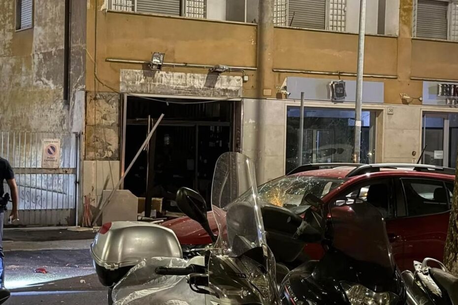 Via Calpurnio Fiamma, nel quartiere Don Bosco di Roma, dove una bomba carta è esplosa davanti a una vineria