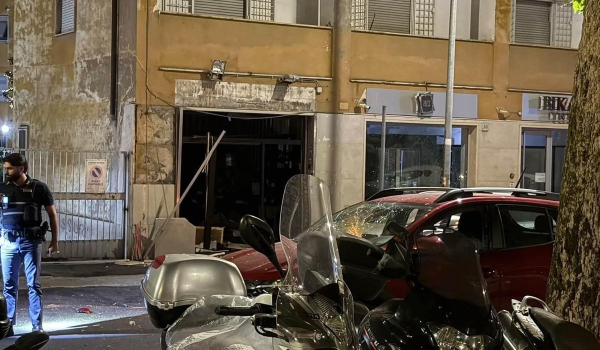 roma bomba carta esplode davanti a una vineria al don bosco paura tra i residenti da Urbanpost.it roma bomba carta esplode davanti a una vineria al don bosco paura tra i residenti