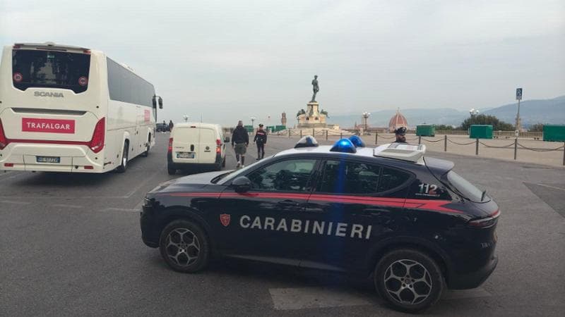firenze bombola di gas sotto la copia del david a piazzale michelangelo area chiusa e artificieri sul posto da Urbanpost.it firenze bombola di gas sotto la copia del david a piazzale michelangelo area chiusa e artificieri sul posto