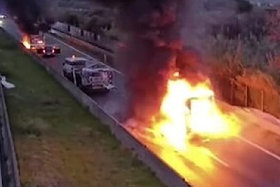L'A14 tra Foggia e Cerignola, chiusa in entrambe le direzioni dopo l'assalto a un furgone portavalori con auto incendiate e chiodi sull'asfalto