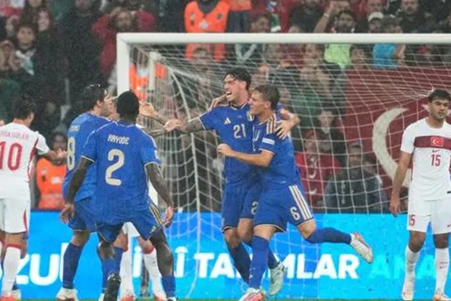 Italia-Turchia 3-1 a Bologna: gol di Scamacca, Calafiori e Pio Esposito. Gli azzurri salgono al secondo posto nel girone di Nations League.