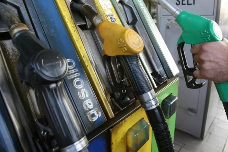 Un distributore di carburante: da oggi il gasolio costa 6,1 centesimi in più dopo la scadenza del taglio delle accise