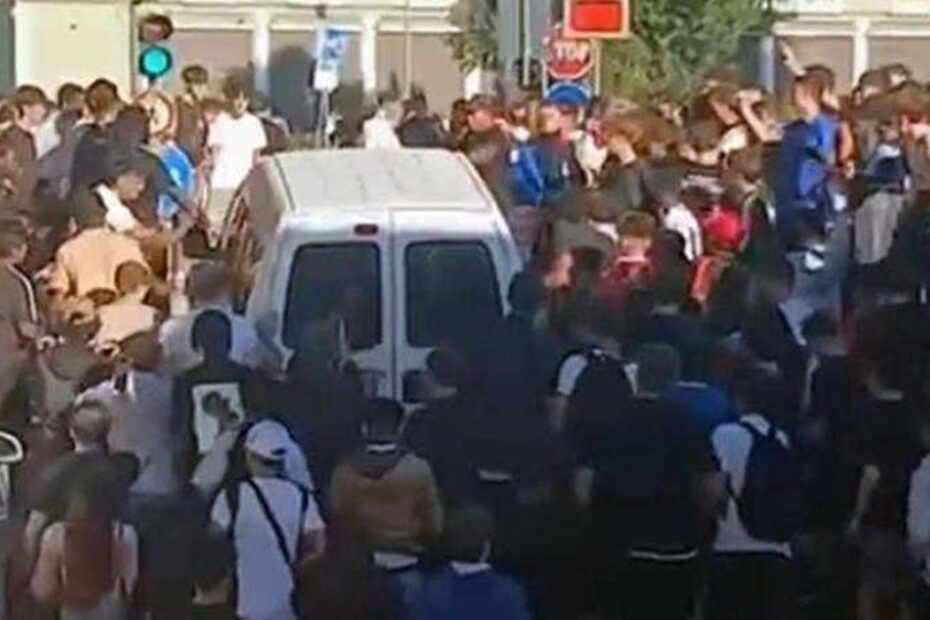 Giovanissimi radunati a Campo Marzo, davanti alla stazione di Vicenza, per la "aura battle" lanciata da un tiktoker