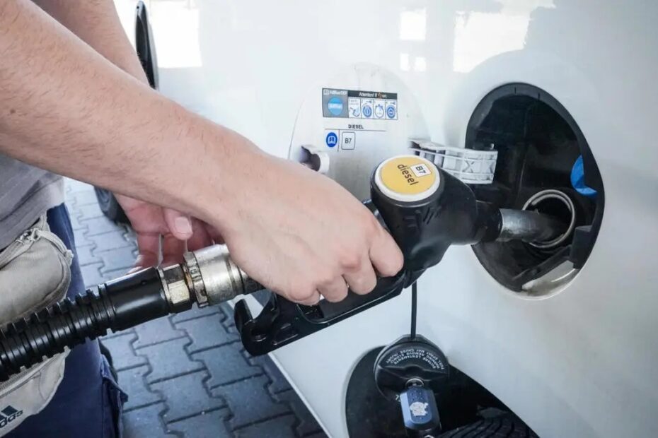 Un distributore di carburante: oggi il gasolio sale a 2,261 euro al litro e la benzina scende a 2,040 euro