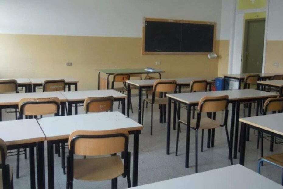 Pioggia battente davanti a una scuola: giovedì 8 ottobre scuole chiuse in molti comuni toscani per l'allerta arancione