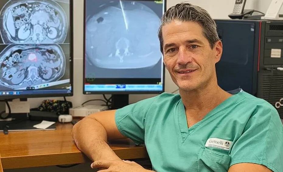 Un'équipe medica del Policlinico Gemelli di Roma durante il primo trattamento al mondo con la "colla radioattiva" contro il tumore del pancreas