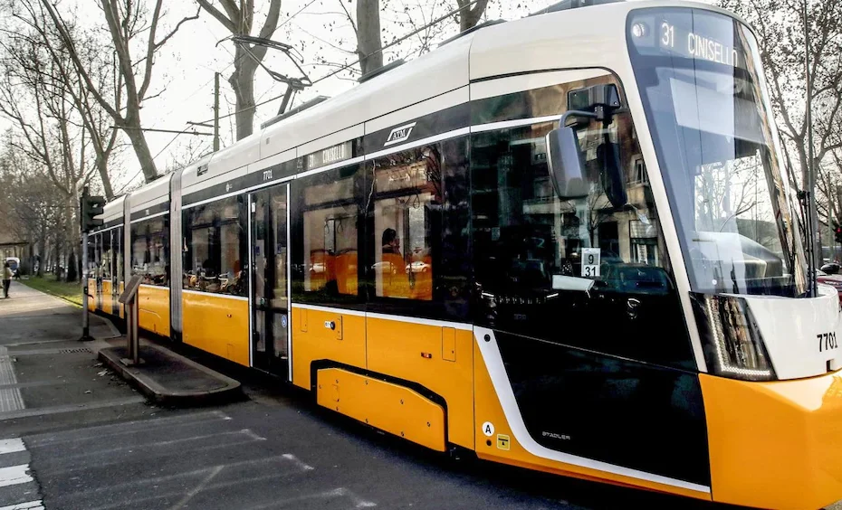 Passeggeri in attesa alla fermata della metro di Milano durante lo sciopero Atm del 9 ottobre 2026