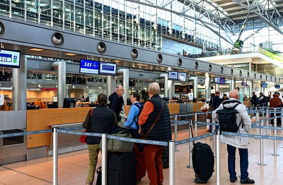 Passeggeri in un aeroporto europeo: dal 23 ottobre 2027 entrano in vigore le nuove regole Ue su ritardi, rimborsi e bagaglio a mano