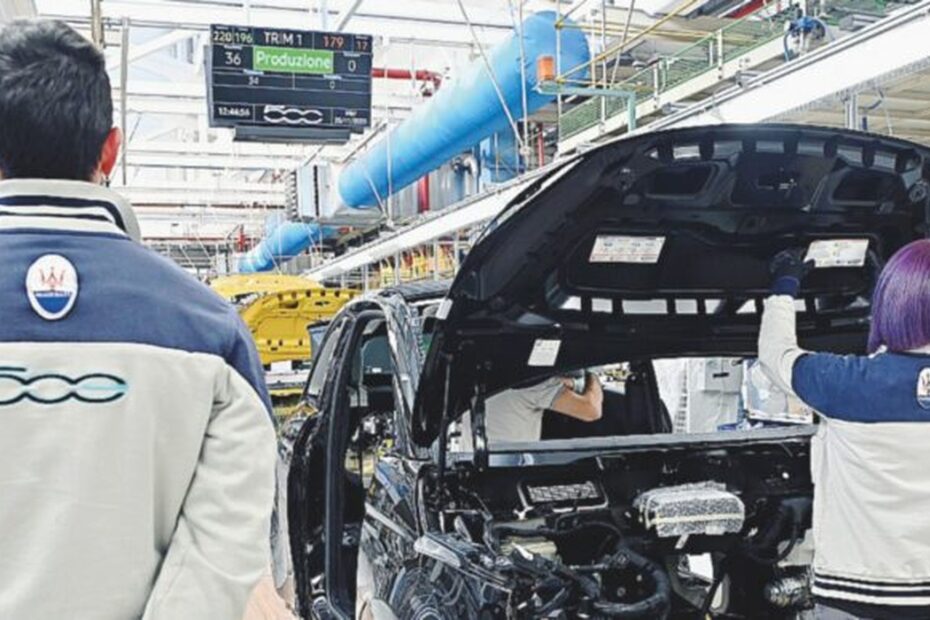 Operai in una linea di produzione di uno stabilimento Stellantis in Italia: nei primi nove mesi del 2026 prodotti 340.745 veicoli