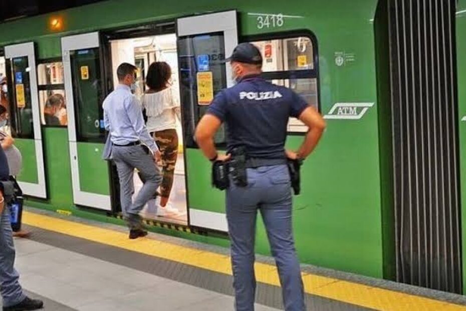 Una scala della stazione della metropolitana M1 di Palestro, a Milano, dove una mamma con passeggino è stata rapinata