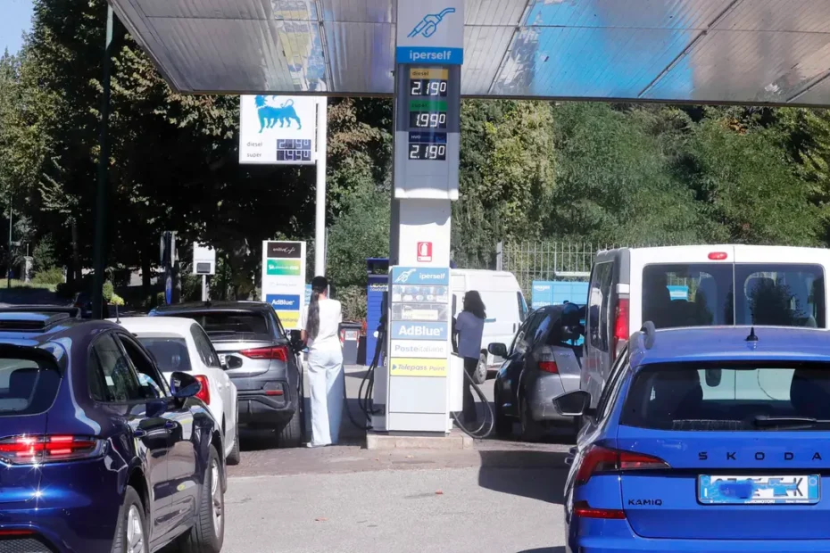 Un distributore Eni: il prezzo consigliato del gasolio scende a 2,19 euro al litro, mentre il tetto resta a 2,25 euro