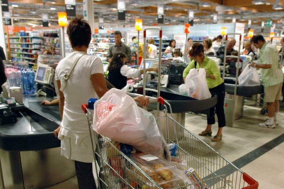 Un carrello della spesa in un supermercato: nel 2025 il 29,4% delle famiglie ha limitato la spesa per il cibo, secondo l'Istat