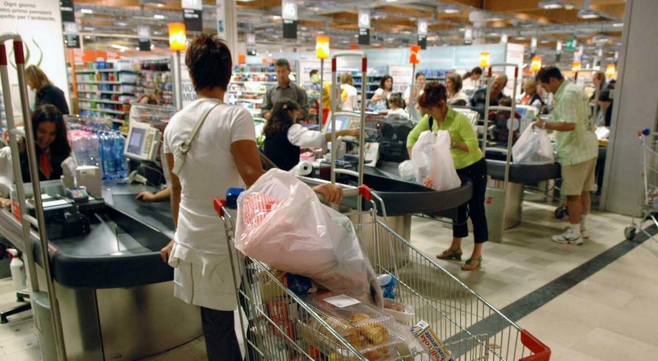 istat quasi una famiglia su tre ha limitato la spesa per il cibo nel 2025 chi 232 pi249 esposto ai rincari alimentari da Urbanpost.it istat quasi una famiglia su tre ha limitato la spesa per il cibo nel 2025 chi 232 pi249 esposto ai rincari alimentari