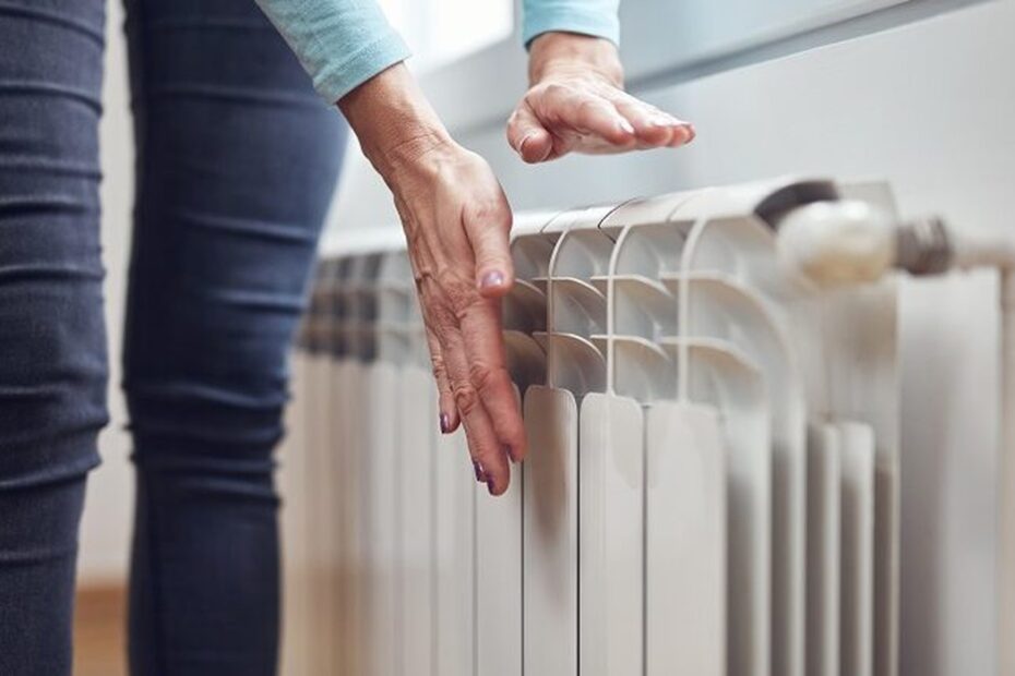 Un termosifone acceso in una casa: le date di accensione dei riscaldamenti 2026-2027 per zona climatica e città