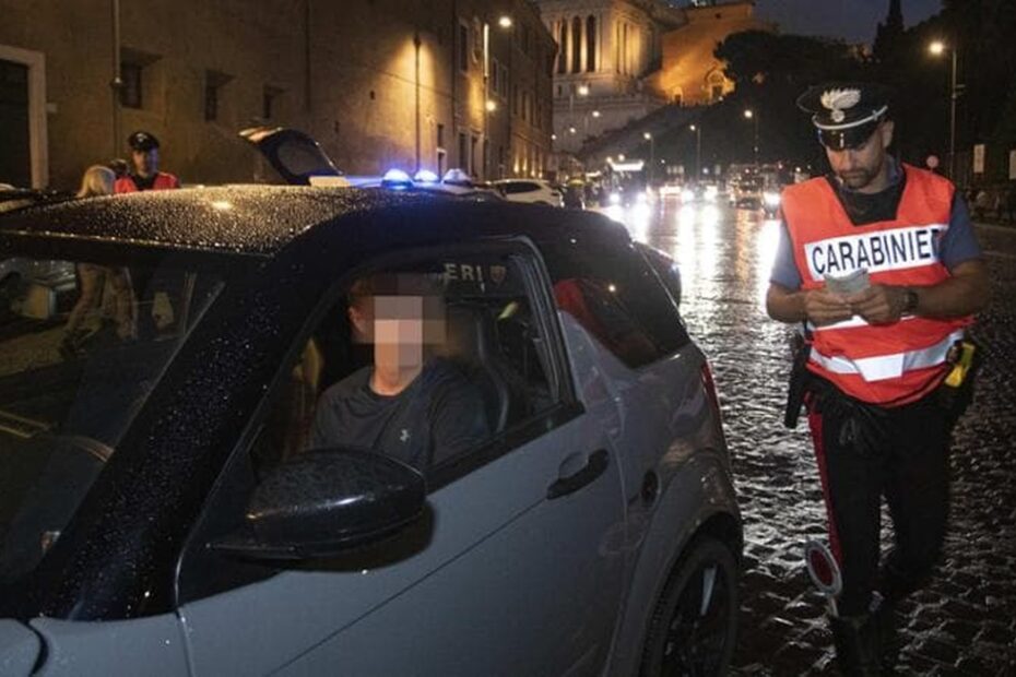 Una minicar nera in una strada di Monteverde, a Roma: salgono a sei i casi di aggressioni attribuiti ai passeggeri del mezzo