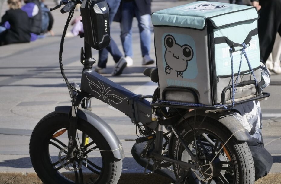 Una bici elettrica sul banco a rulli del "bicivelox", lo strumento che misura potenza e velocità delle e-bike truccate