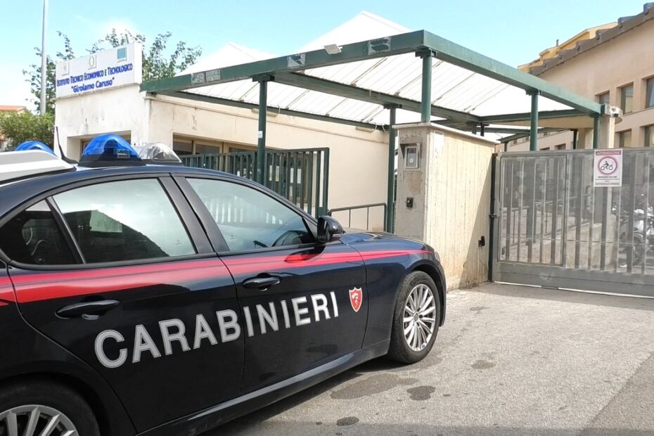 Il cortile di una scuola di Alcamo, in provincia di Trapani, dove due collaboratori scolastici sono stati aggrediti da due giovani che scavalcavano il muro