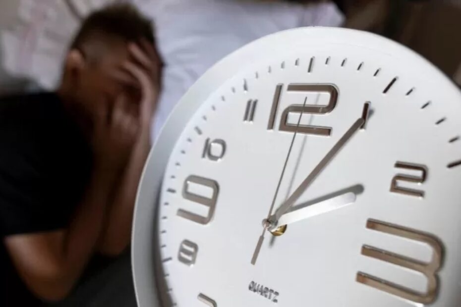 Un orologio con le lancette che tornano indietro: nella notte tra il 24 e il 25 ottobre 2026 torna l'ora solare