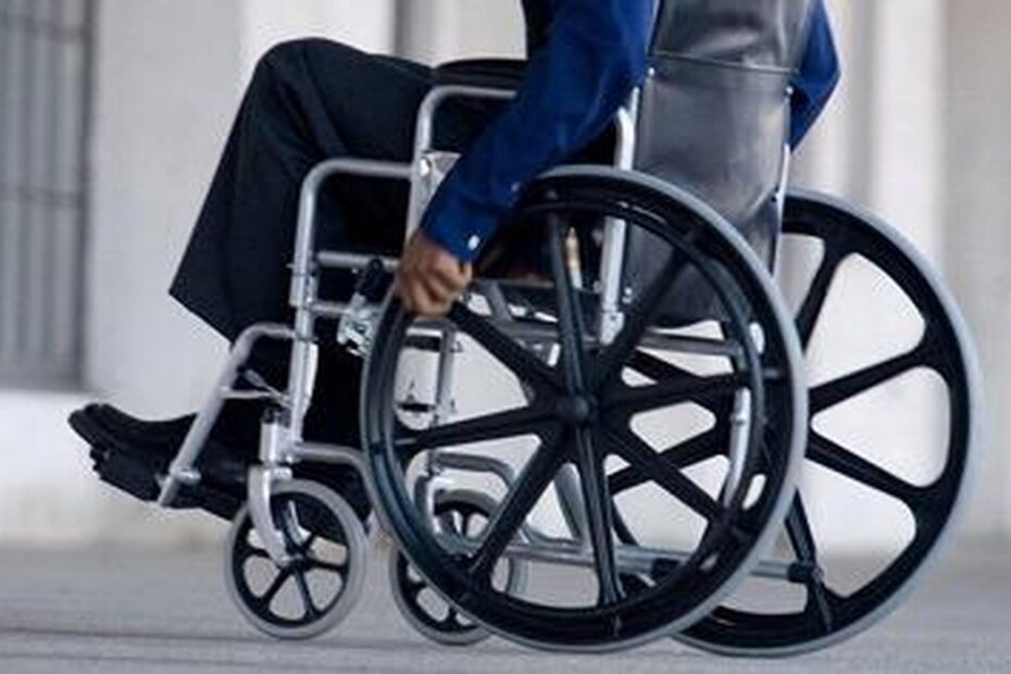 Una sedia a rotelle con una borsa agganciata: nel rione Vasto di Napoli una donna di 34 anni con disabilità è stata rapinata dello smartphone