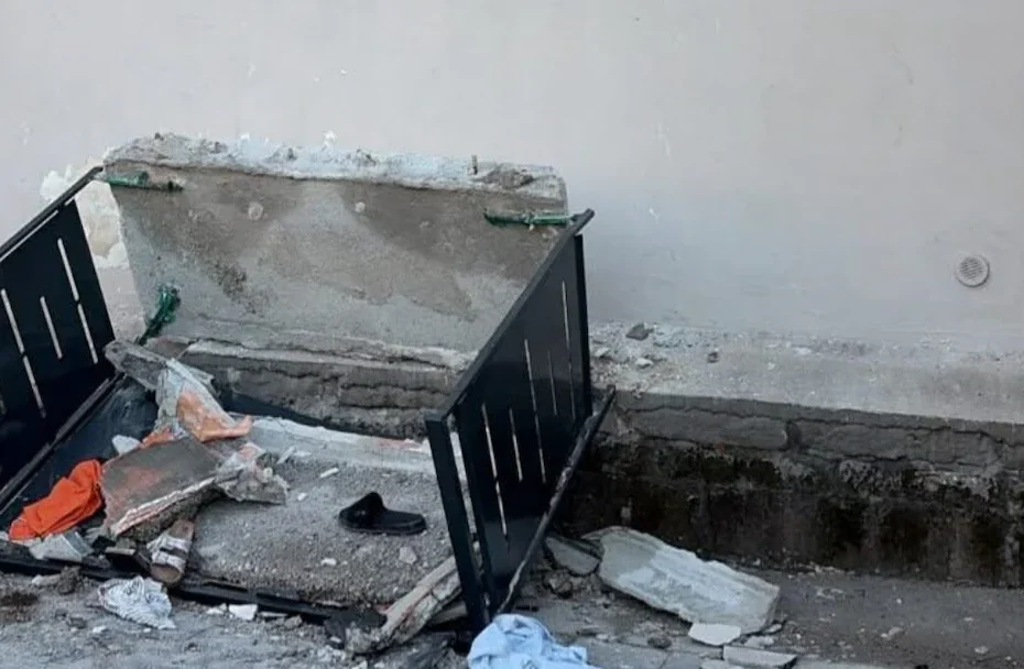 Il balcone crollato in via del Canneto, a Santa Maria la Carità, in provincia di Napoli, dove quattro persone sono precipitate e sono rimaste gravemente ferite