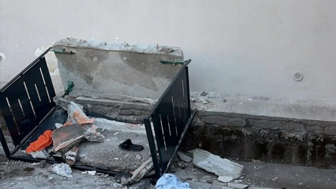 Il balcone crollato in via del Canneto, a Santa Maria la Carità, in provincia di Napoli, dove quattro persone sono precipitate e sono rimaste gravemente ferite