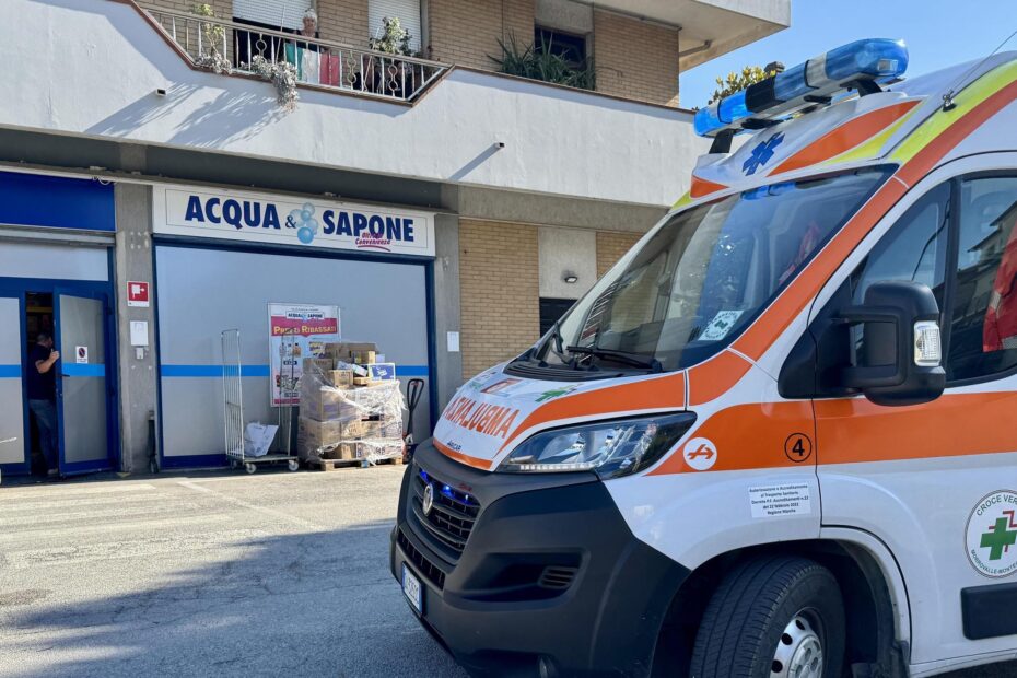 Il parcheggio della stazione di Porta Nuova a Pescara, dove un uomo è stato ferito al collo con il coccio di una bottiglia al culmine di una lite