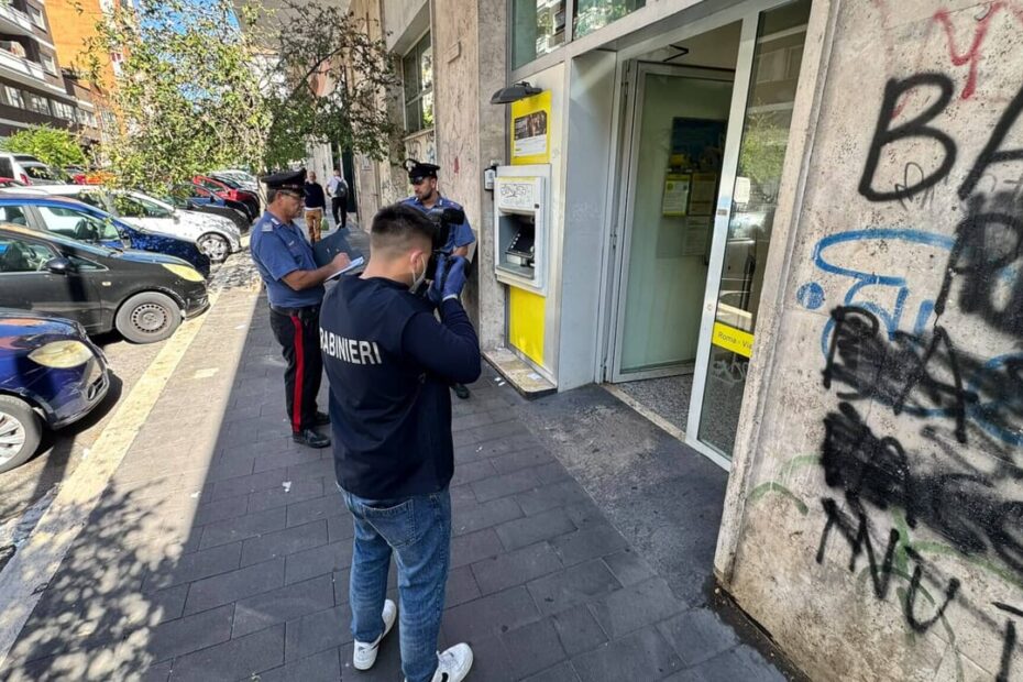 L'ufficio postale di via Caffaro, nella zona della Garbatella a Roma, rapinato da due uomini armati con maschere di Halloween che hanno portato via 100mila euro