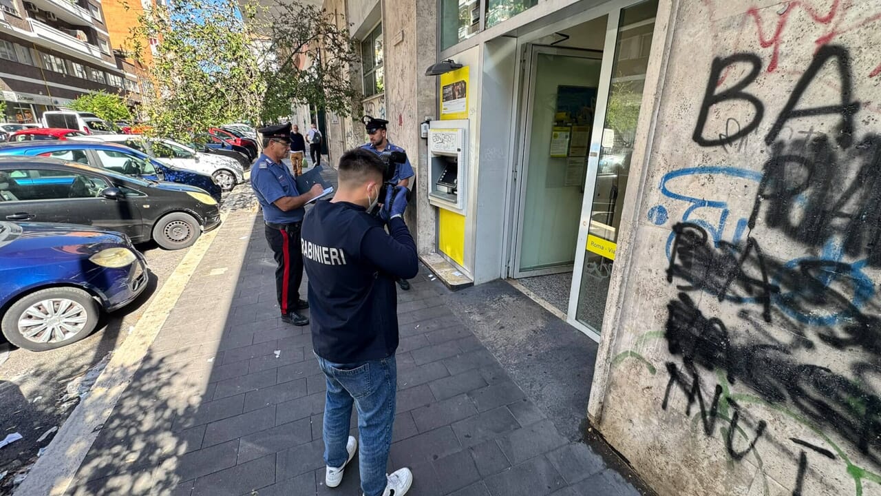 L'ufficio postale di via Caffaro, nella zona della Garbatella a Roma, rapinato da due uomini armati con maschere di Halloween che hanno portato via 100mila euro